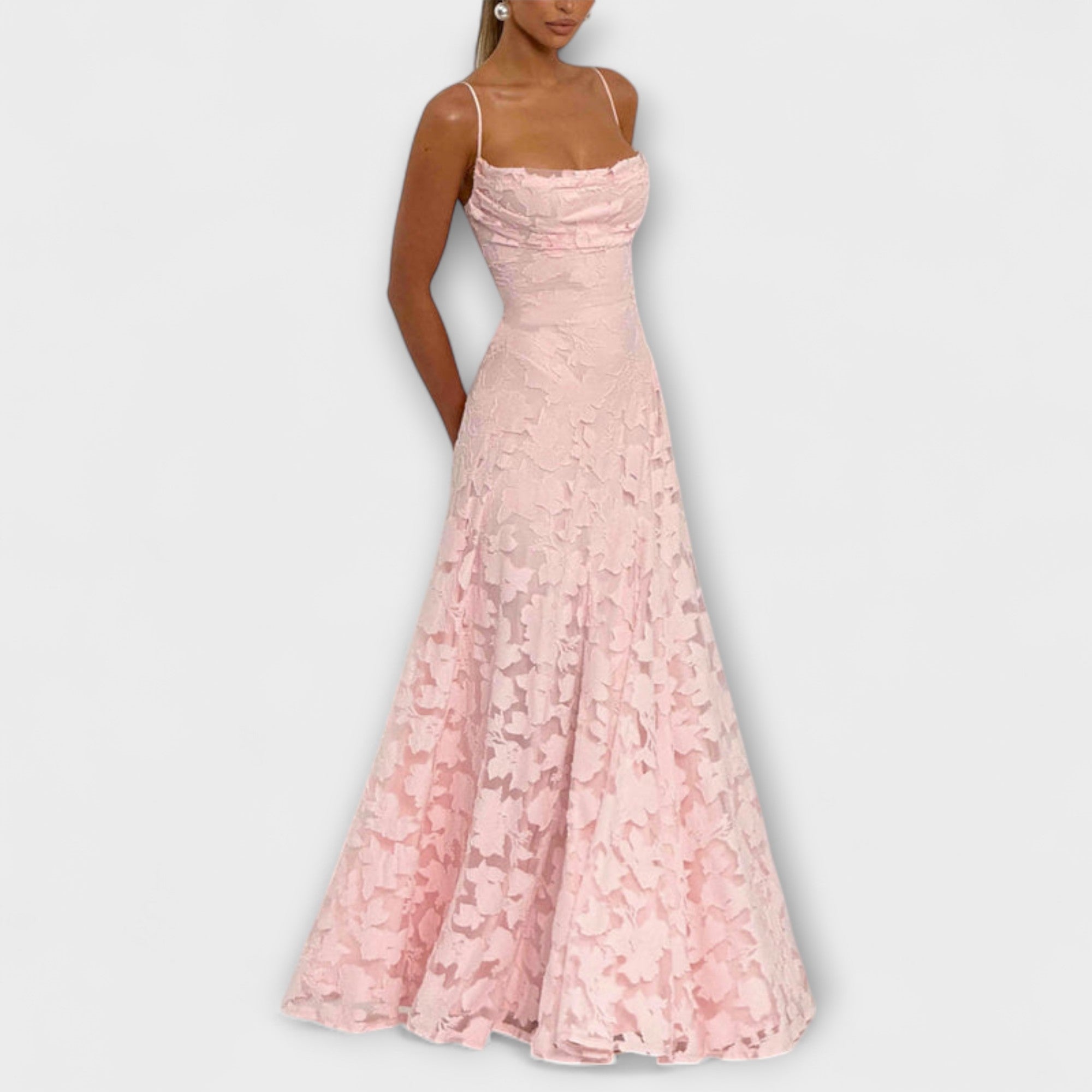 Kairi - Vestido Maxi Estiloso con Encaje Floral y Tirantes de Espagueti