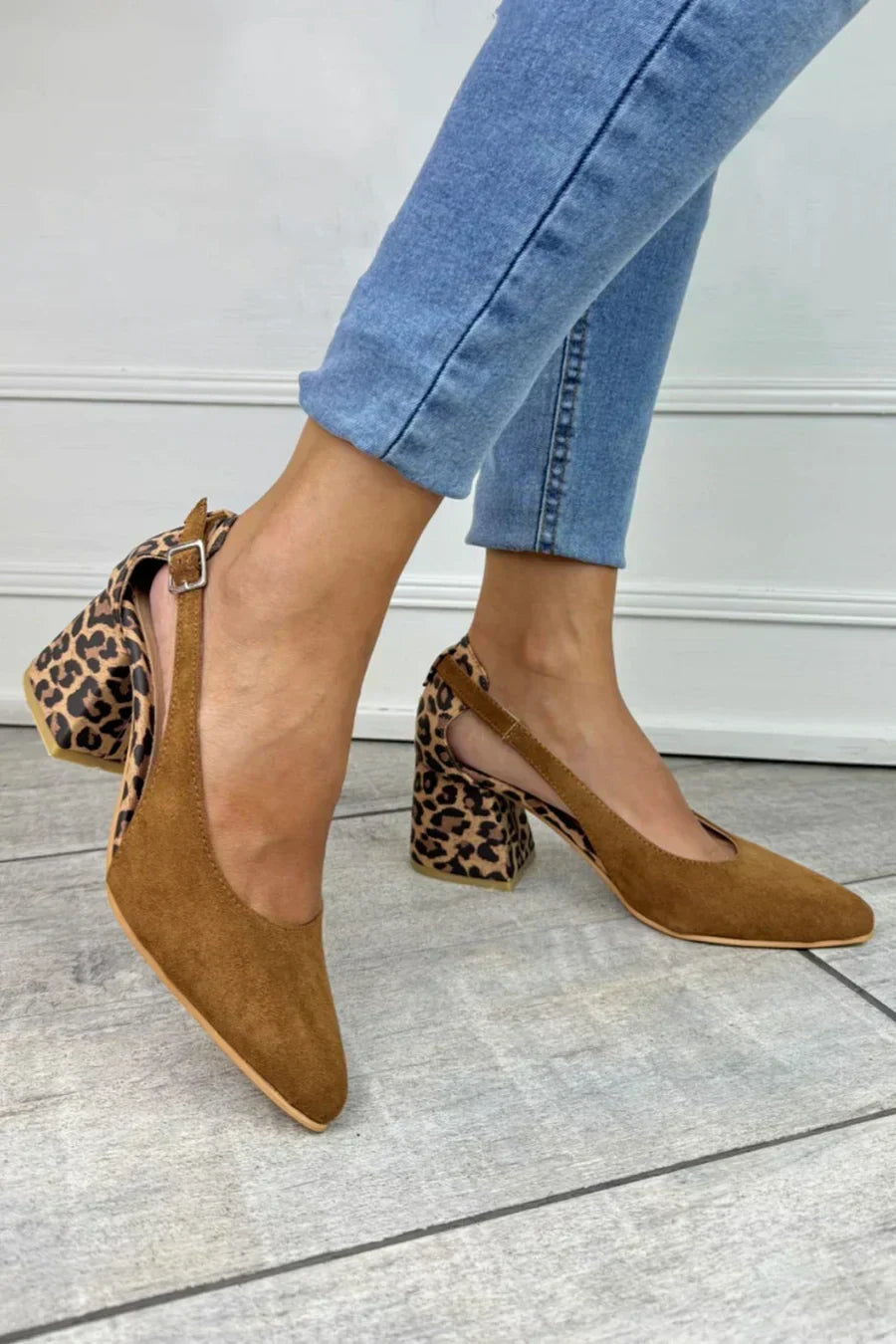 ZAPATOS DE TACÓN CON ESTAMPADO DE LEOPARDO