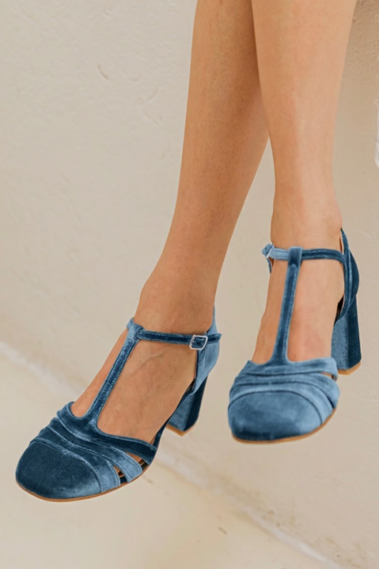 ZAPATO CON T-BAR Y TACÓN ESTABLE