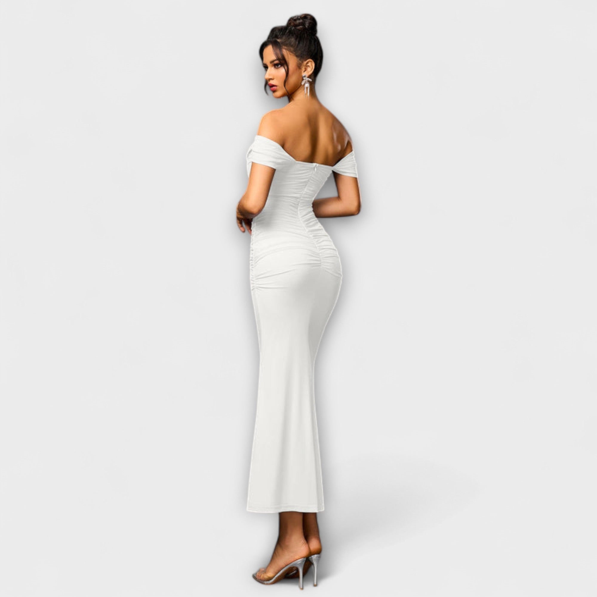 Ione - Vestido ajustado con hombros al descubierto y fruncido