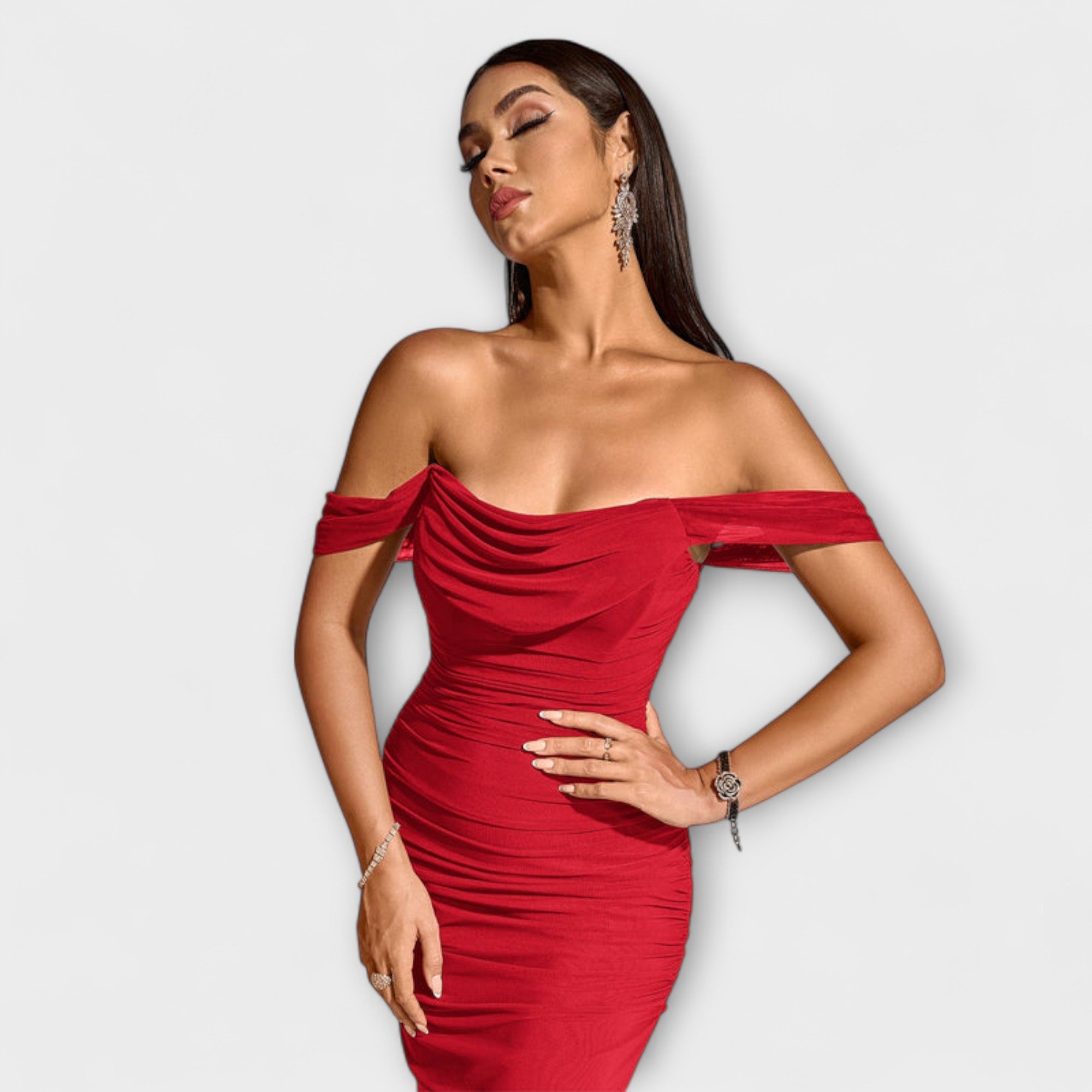 Ione - Vestido ajustado con hombros al descubierto y fruncido