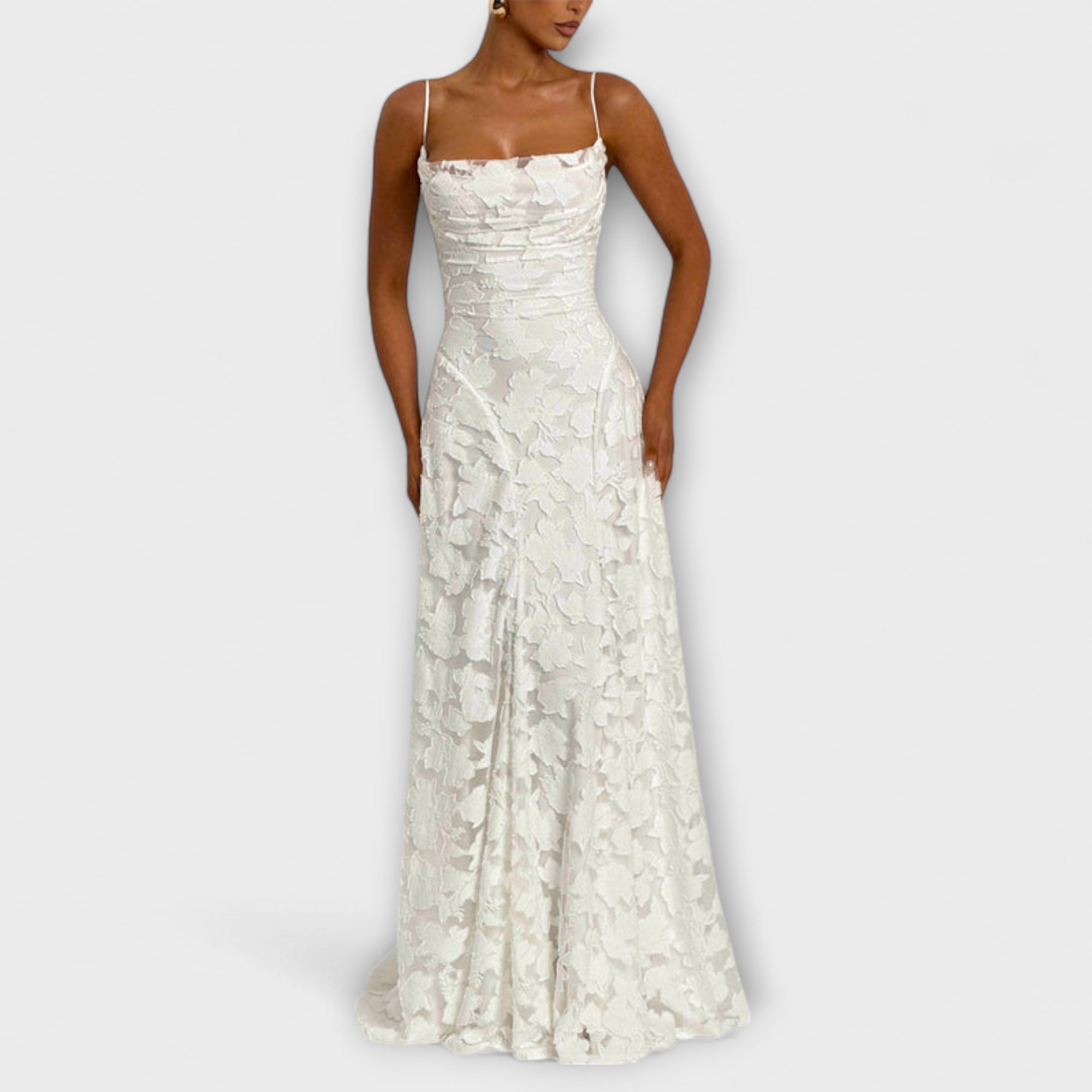 Kairi - Vestido Maxi Estiloso con Encaje Floral y Tirantes de Espagueti