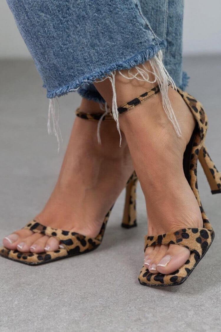 TACONES ALTOS CON ESTAMPADO ANIMAL