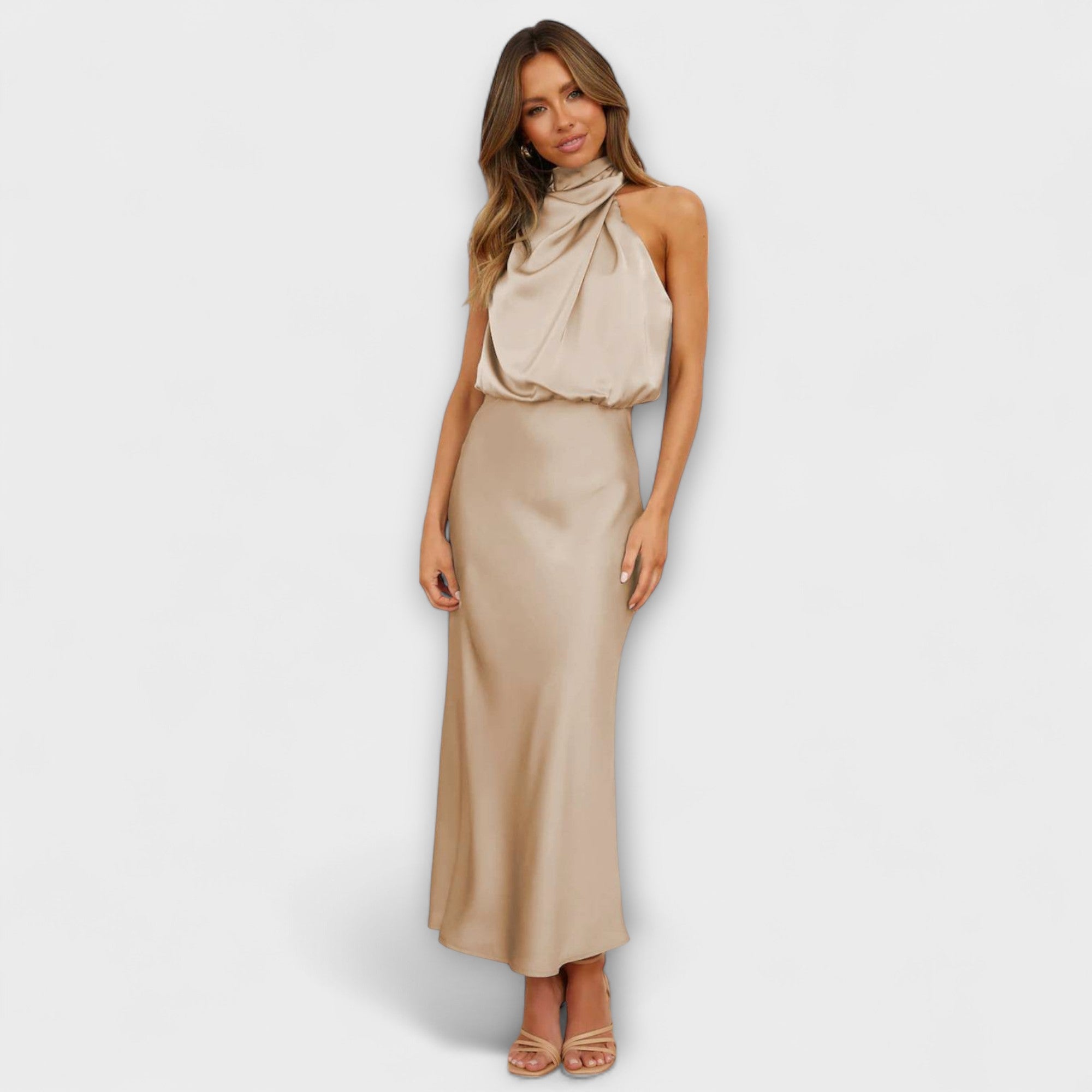 Elegantes vestido maxi con escote halter en amarillo veraniego