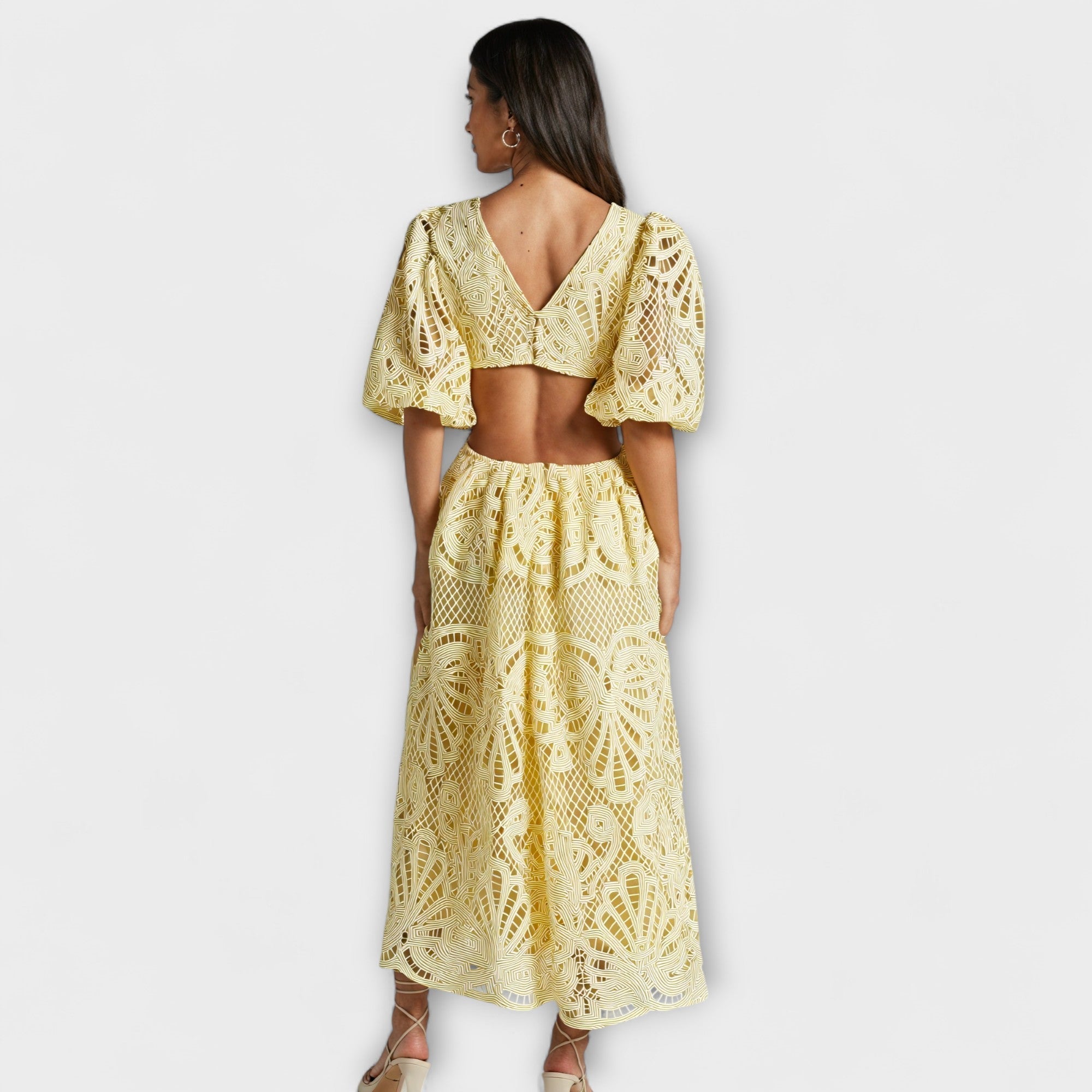 Vestido elegante con delicados detalles