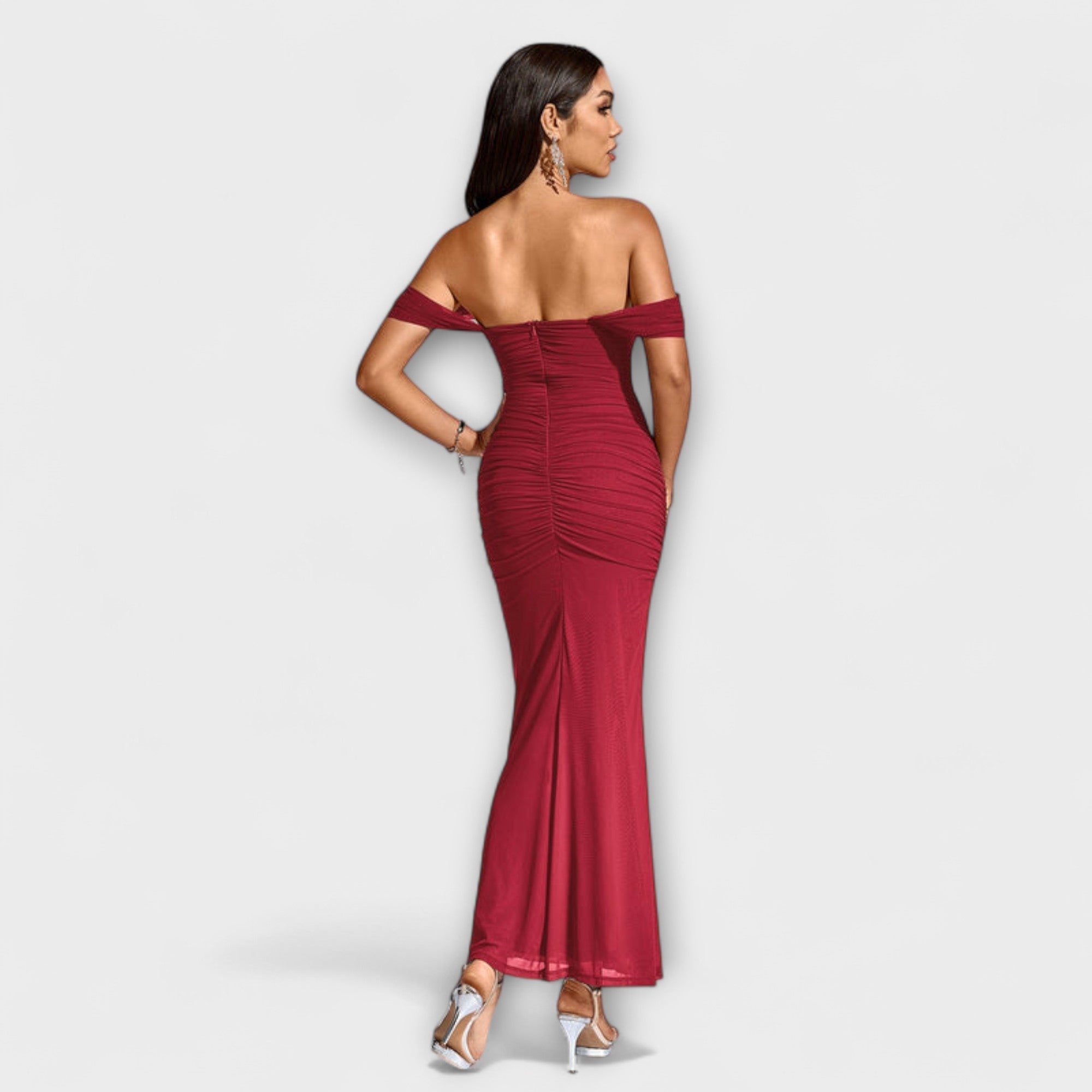 Ione - Vestido ajustado con hombros al descubierto y fruncido