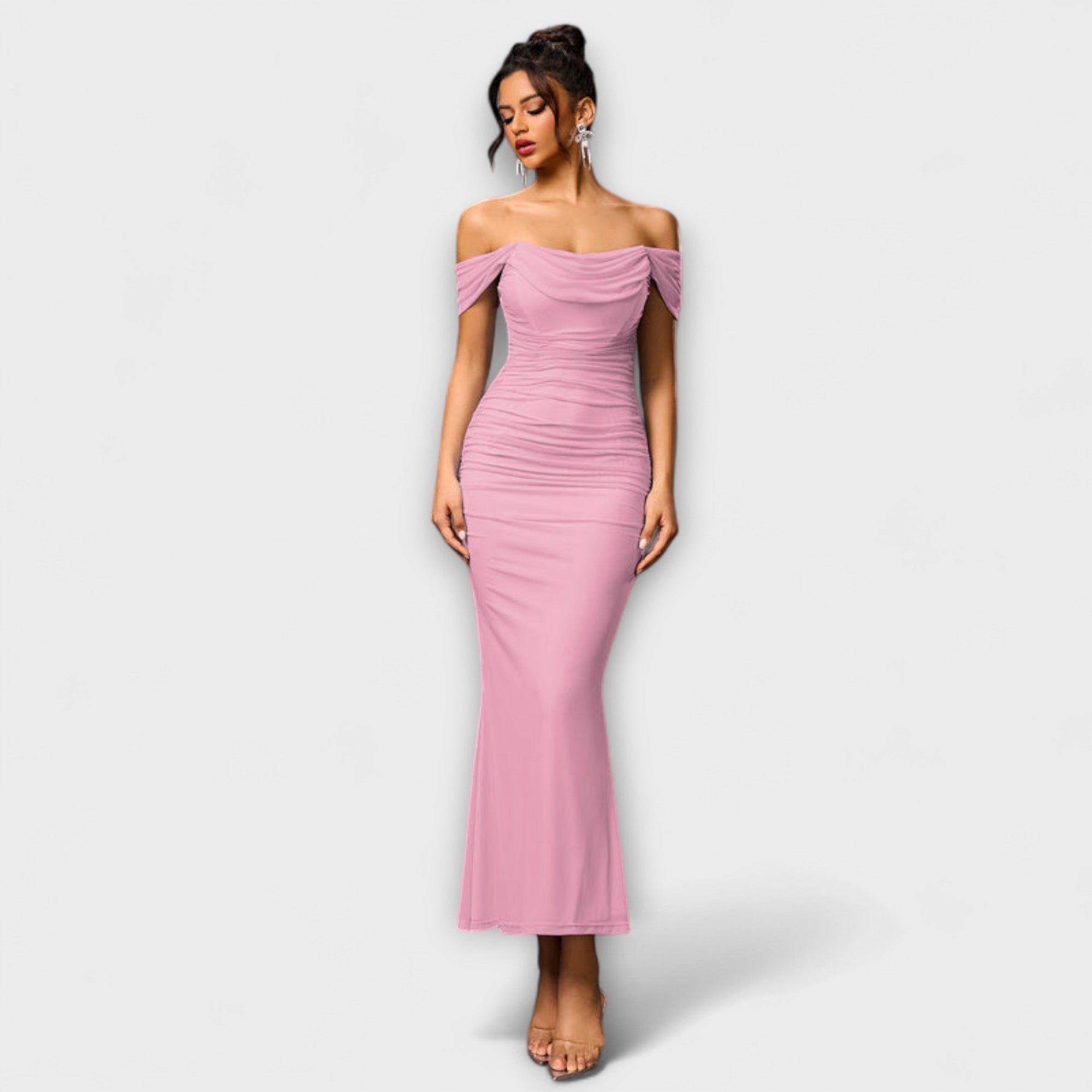 Ione - Vestido ajustado con hombros al descubierto y fruncido