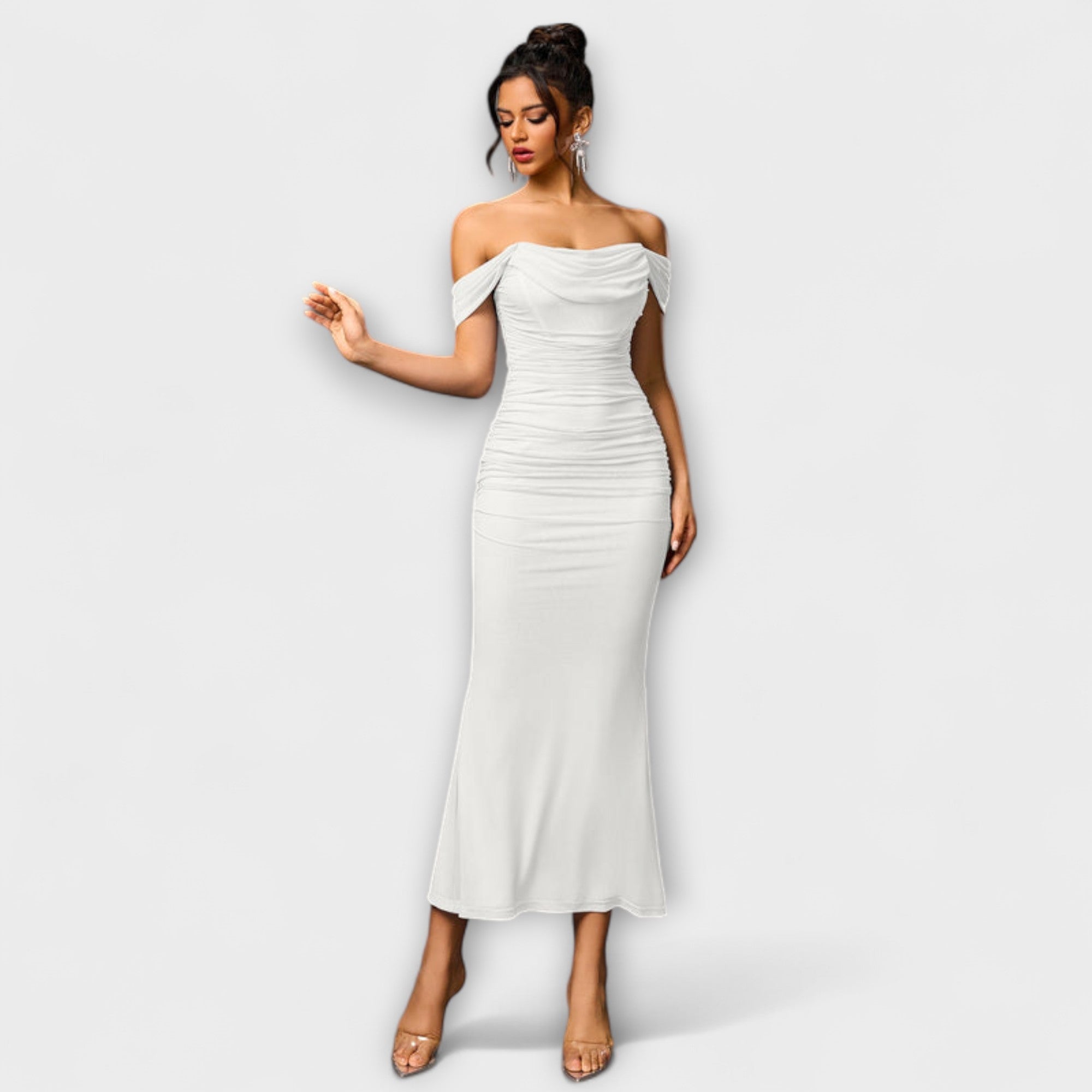 Ione - Vestido ajustado con hombros al descubierto y fruncido
