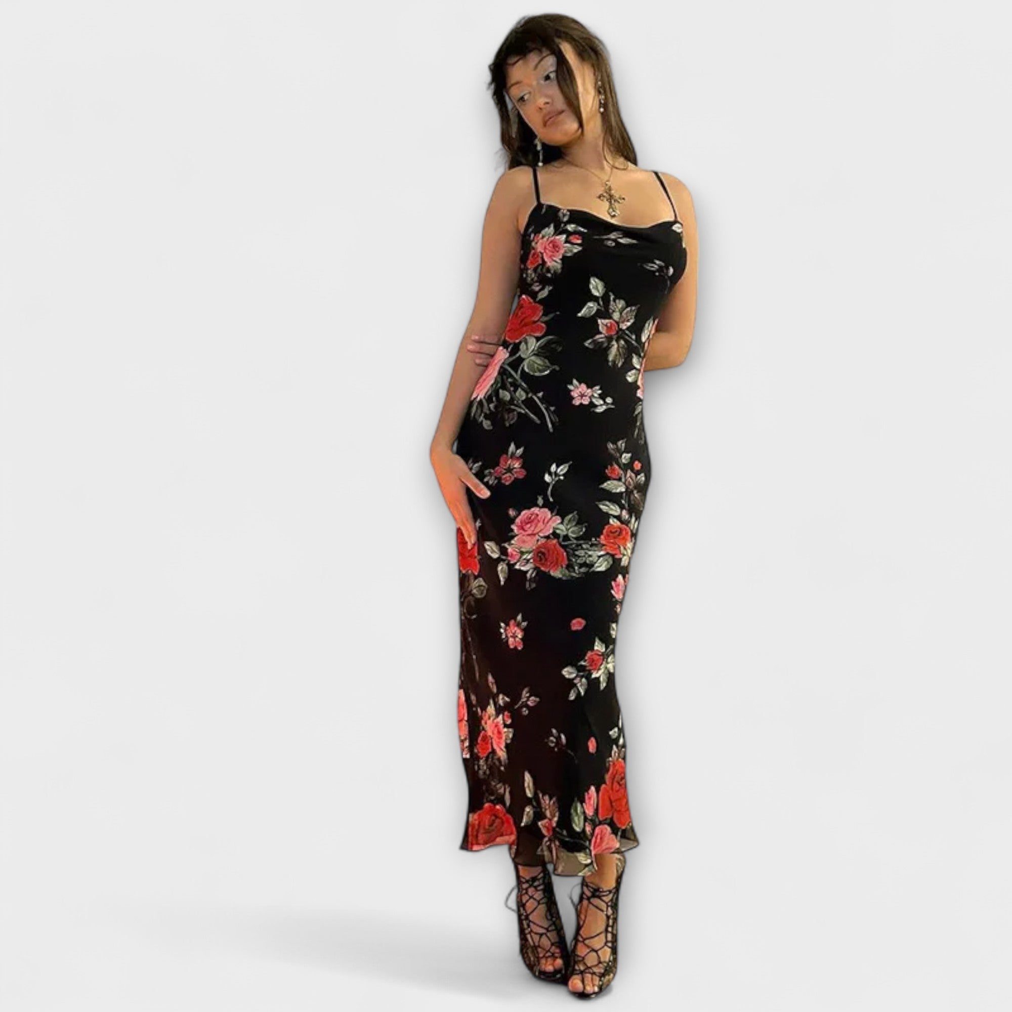 Vestido corto ajustado con estampado floral y tirantes